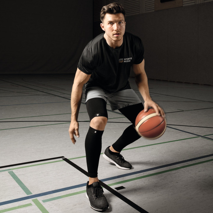Basketballer mit HighPerform Compression Sleeves für Oberschenkel und Wade