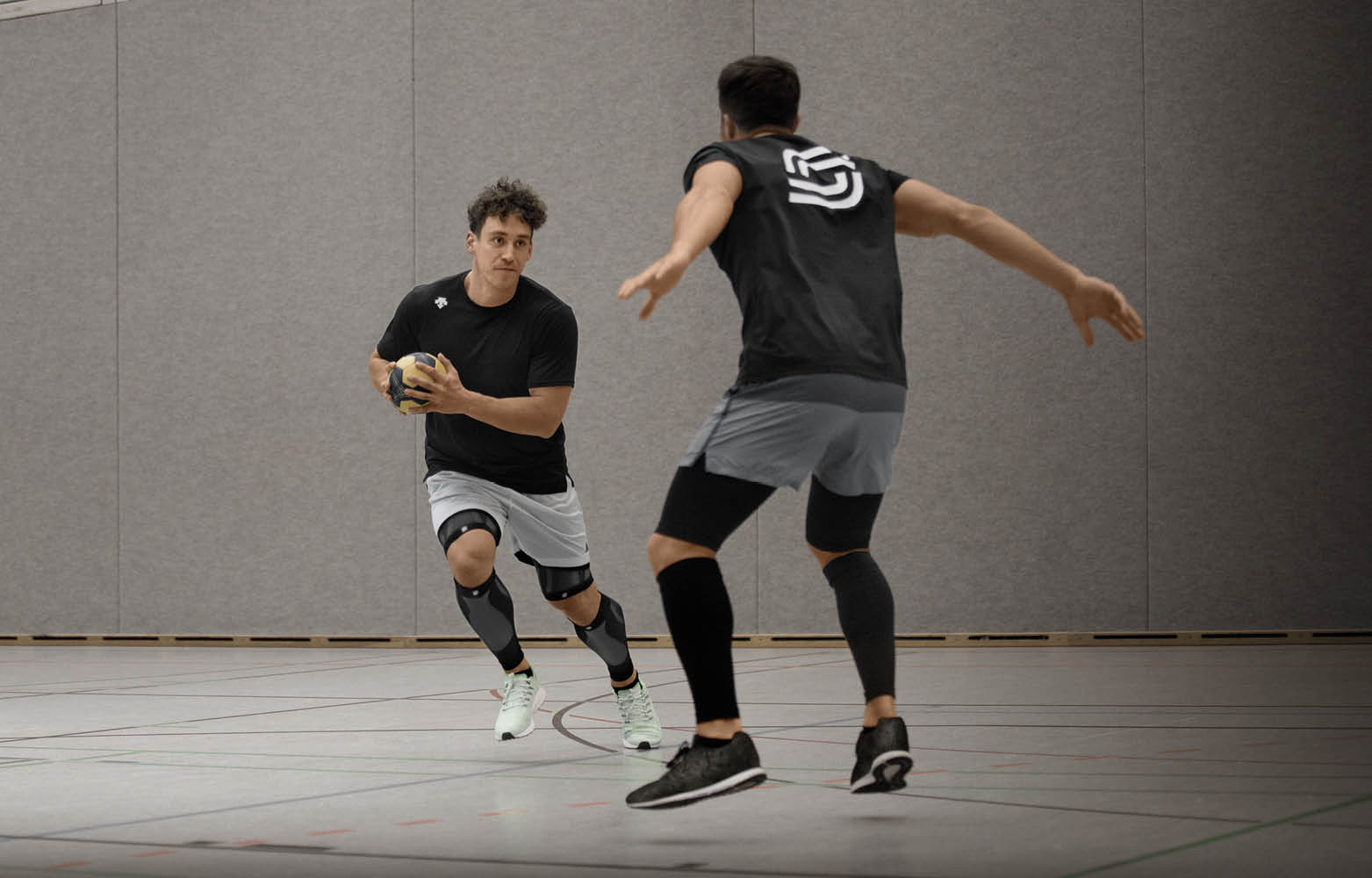 Handballer mit HighPerform Compression Sleeves für Oberschenkel und Wade
