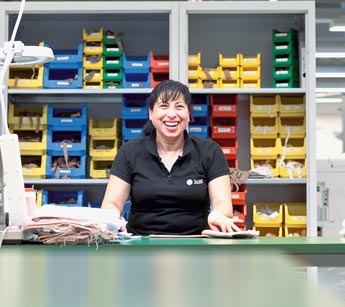 Mitarbeiterin bei der Qualitätsprüfung in der Produktion bei Juzo