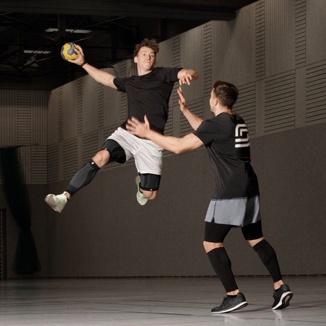 Handballspieler mit Perform Kompressionsbandagen