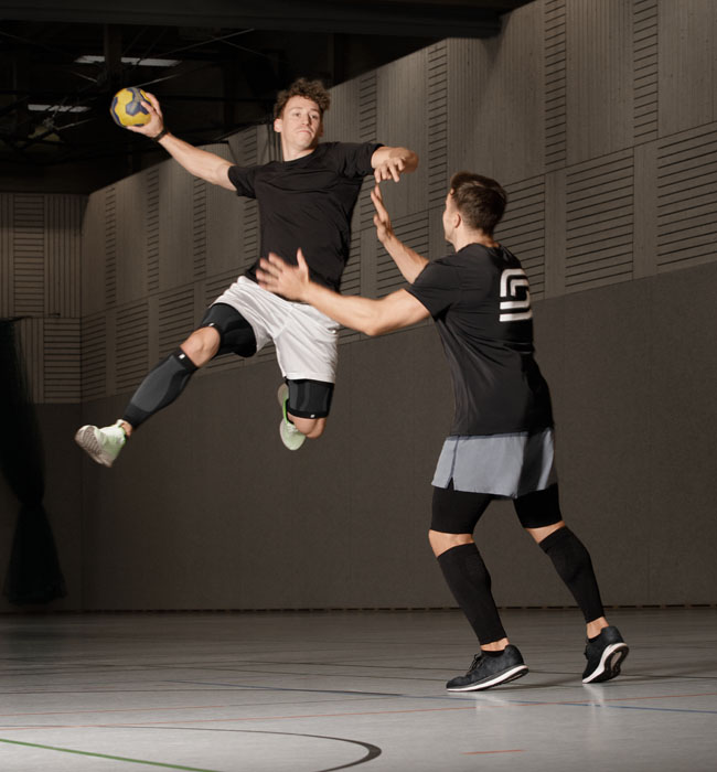 Handballspieler mit Perform Kompressionsbandagen